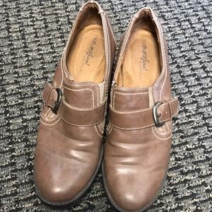 naturalizer brown tan heels pumps with cute buckle